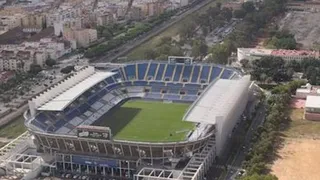 Trabajador español de 83 años vive su cuarentena en el estadio de Málaga