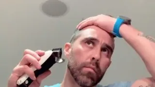 Lo hizo él mismo: El cambio de look de Claudio Bravo en cuarentena