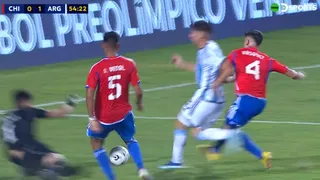 Almada aumentó la ventaja de Argentina ante Chile tras absurdo penal de Vásquez