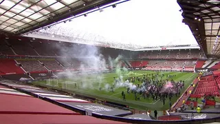 Hinchas de Manchester United invadieron la cancha de Old Trafford en la previa del duelo ante Liverpool