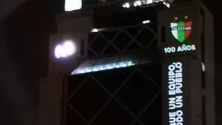 La Torre Telefónica fue iluminada con tributo a Palestino por la celebración del centenario