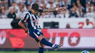 Captan picante cruce: Excapitán de Colo Colo quedó al borde de la roja en Perú