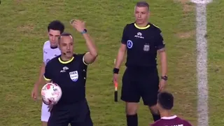 ¡Papelón! Arbitro terminó un partido y luego llamó a los jugadores porque faltaba un minuto