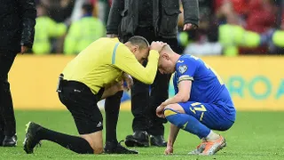 Arbitro consoló al ucraniano Zinchenko tras quedar fuera del Mundial