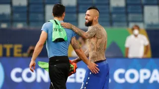 “Me pegaste”: El sabroso diálogo de Arturo Vidal y Luis Suárez en el Arena Pantanal
