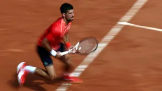 [VIDEO] Pura calidad: El gran punto que Djokovic le ganó a Alcaraz en Roland Garros