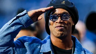 Ronaldinho Gaucho lanza desafío a tres astros del fútbol mundial en un spot publicitario