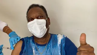 Pelé recibió la primera dosis de la vacuna contra el coronavirus