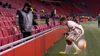 Pasapelotas de Ajax lanzó un balonazo a futbolista de AS Roma por retrasar el juego