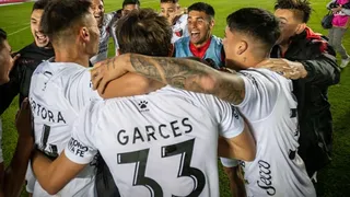 Colón de Santa Fe derrotó a Independiente y jugará con Racing la final en Argentina