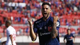 La U aplastó a Curicó con un inspirado Larrivey en un duelo marcado por incidentes