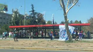 Hinchas de U. Católica llegaron a Plaza Italia para seguir festejando el tricampeonato
