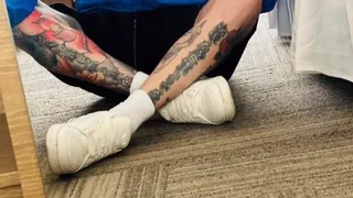 Vocalista de Ke Personajes lució chaqueta de la U antes de su concierto en Chile