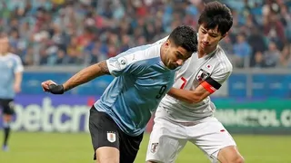 Luis Suárez llegó a Río de Janeiro para enfrentar a la Roja con un dedo lesionado