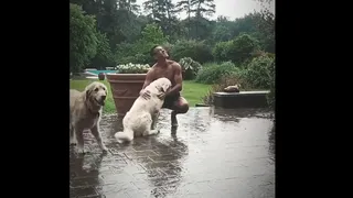 ¿Y si se resfría? Alexis Sánchez disfrutó jugando con sus perros bajo la lluvia sin polera