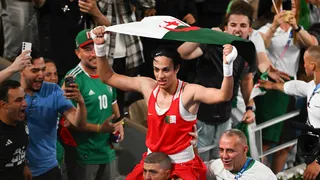 Imane Khelif llevada en andas a la gloria olímpica