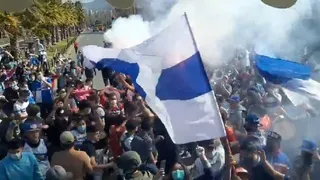 Hinchas de Universidad Católica despidieron al plantel antes de su viaje a Brasil