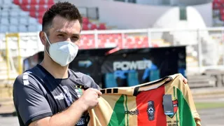 Carlos Villanueva firmó en Palestino: Espero que disfrutemos de muchos triunfos