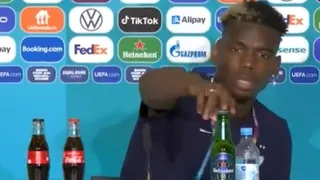 Paul Pogba emuló a Cristiano y sacó una cerveza de la conferencia de prensa