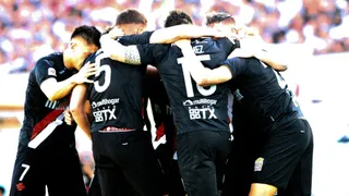 Diego Coelho empató tras cartón para Curicó y silenció al Monumental