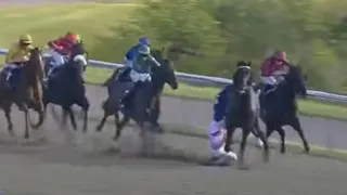La horrible caída de jinete desde su caballo durante una carrera hípica