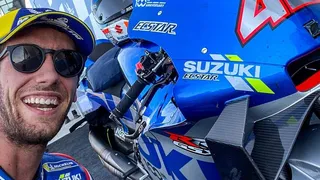 Alex Rins ganó en Aragón y Joan Mir tomó el liderato en el Mundial de MotoGP