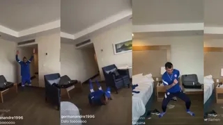 Vidal se lució con un “gusanito” y Medel desató risas con un baile en un festivo Live en Instagram