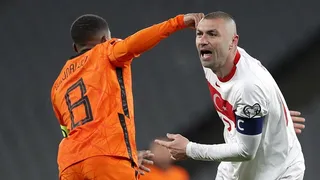 Burak Yilmaz fue la gran figura de Turquía con un triplete en triunfo sobre Holanda