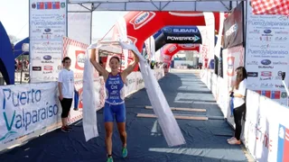 Martín Ulloa y Macarena Salazar se coronaron en el Triatlón Puerto Valparaíso