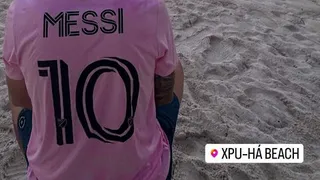 Matías Zaldivia disfruta de sus vacaciones con la camiseta de Messi