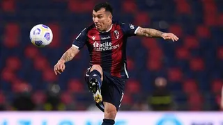 Gary Medel jugó en dolorosa goleada sufrida por Bologna ante AS Roma en la Serie A