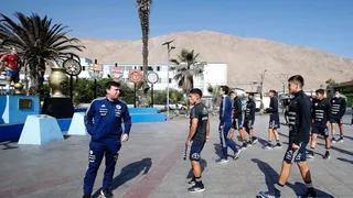 La Roja sub 20 visitó la estatua de Alexis Sánchez en Tocopilla