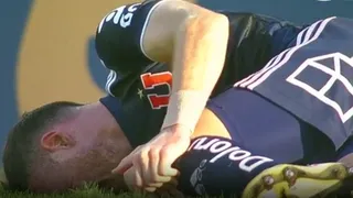 Angelo Henríquez se lesionó solo en busca de un rebote y abandonó el duelo contra Antofagasta