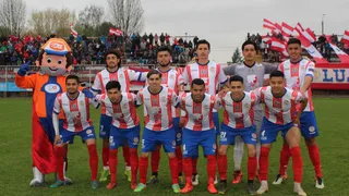 La difícil realidad de la Segunda División: Volante de Linares ahora trabaja como temporero
