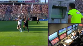 [VIDEO] ¿Te pareció? El penal que le cobraron a Colo Colo en el VAR