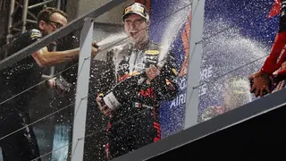 “Checo” Pérez celebró con todo en Singapur tras ganar su cuarto Gran Premio en la Fórmula 1