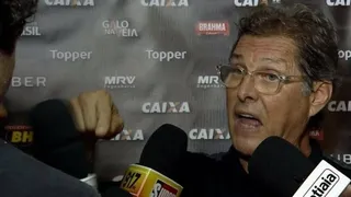 Técnico de Atlético Mineiro se indignó y amenazó con agredir a un reportero