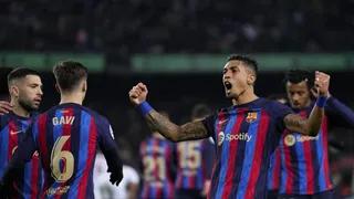 Barcelona goleó a un complicado Sevilla y se escapó en el liderato en España