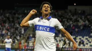 Gonzalo Tapia desniveló para la UC ante U. Española con una gran definición ante Mejía