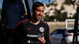 En la UC se entusiasman con dichos de Claudio Bravo y su esposa Carla