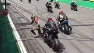 Piloto cayó en la largada y fue atropellado por otro competidor en el Superbike Brasil