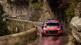 Ott Tanak se retiró tras sufrir dos pinchazos en el Rally de Montecarlo