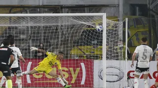 Cordero dejó parado a Cortés con un golazo de tiro libre para Ñublense ante Colo Colo