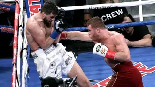 Saúl “Canelo” Alvarez venció por nocaut a Rocky Fielding y logró su tercer título mundial