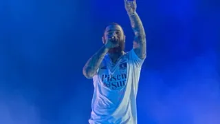 Rapero Post Malone vistió la camiseta de Colo Colo en recital en La Florida