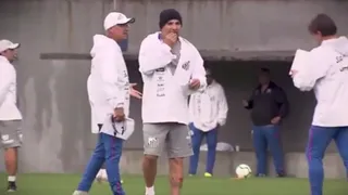 ¿Pero, qué hace? Sampaoli se comió un pedazo de sus apuntes en la práctica de Santos