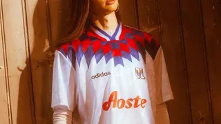 Christiane Endler modeló camiseta estilo vintage de Olympique de Lyon