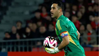 Claudio Bravo hizo valer su jerarquía y se perfila como titular ante Perú por Copa América