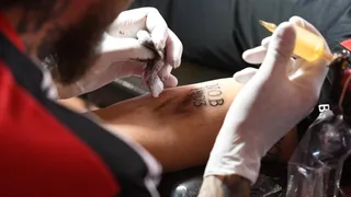 Miles de hinchas de Newell’s participaron en masiva sesión de tatuajes por su 115° aniversario