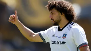 Hinchas de Colo Colo engrandecieron la figura de Maximiliano Falcón tras su actuación en Paraguay
